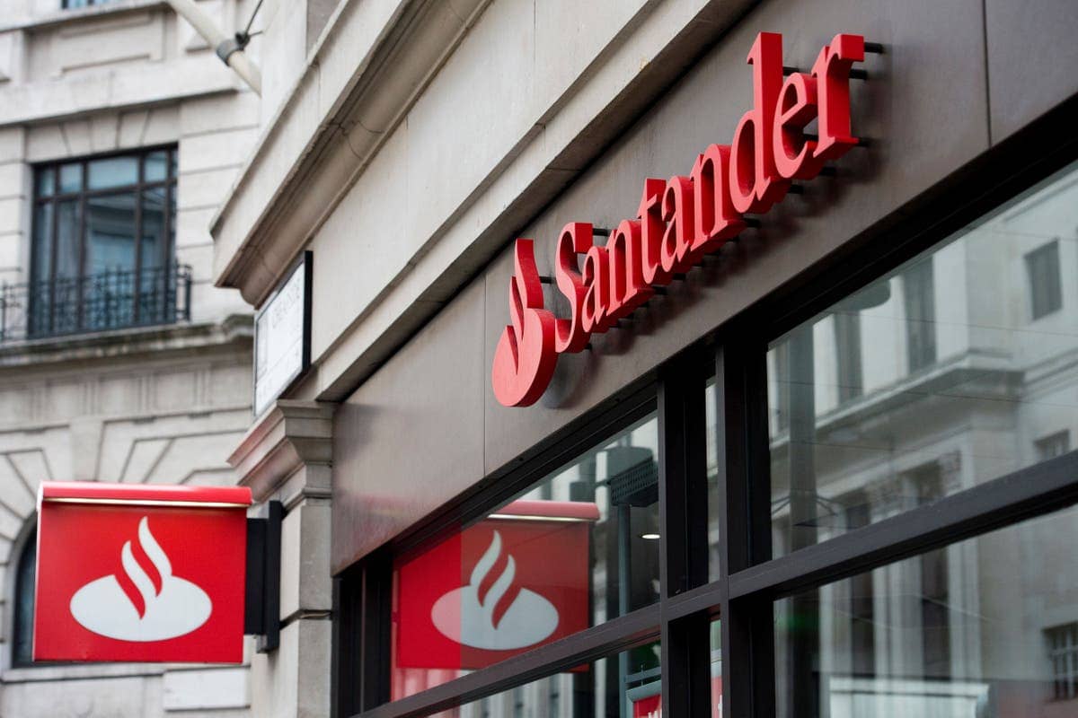 Santander’s online banking and app go down, leaving customers locked out