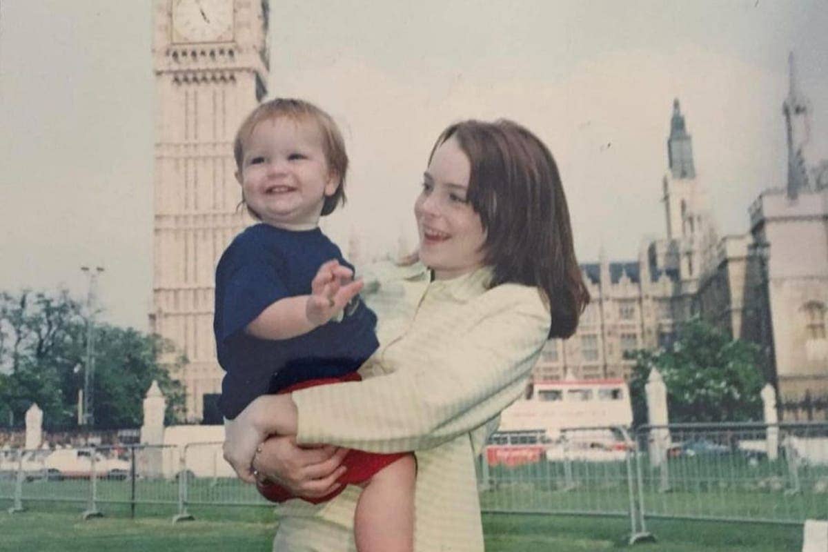 Lindsay Lohan recreates family photo in London 20 years on from The Parent Trap