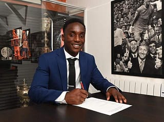 Daniel Idiakhoa puts pen to paper on his Luton contract